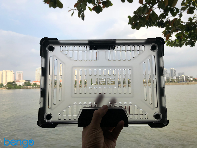 Vo op bao ve MacBook Pro 15″ UAG Plasma - ICE (4th Generation) Vo op bao ve MacBook Pro 15″ UAG Plasma - ICE (4th Generation)