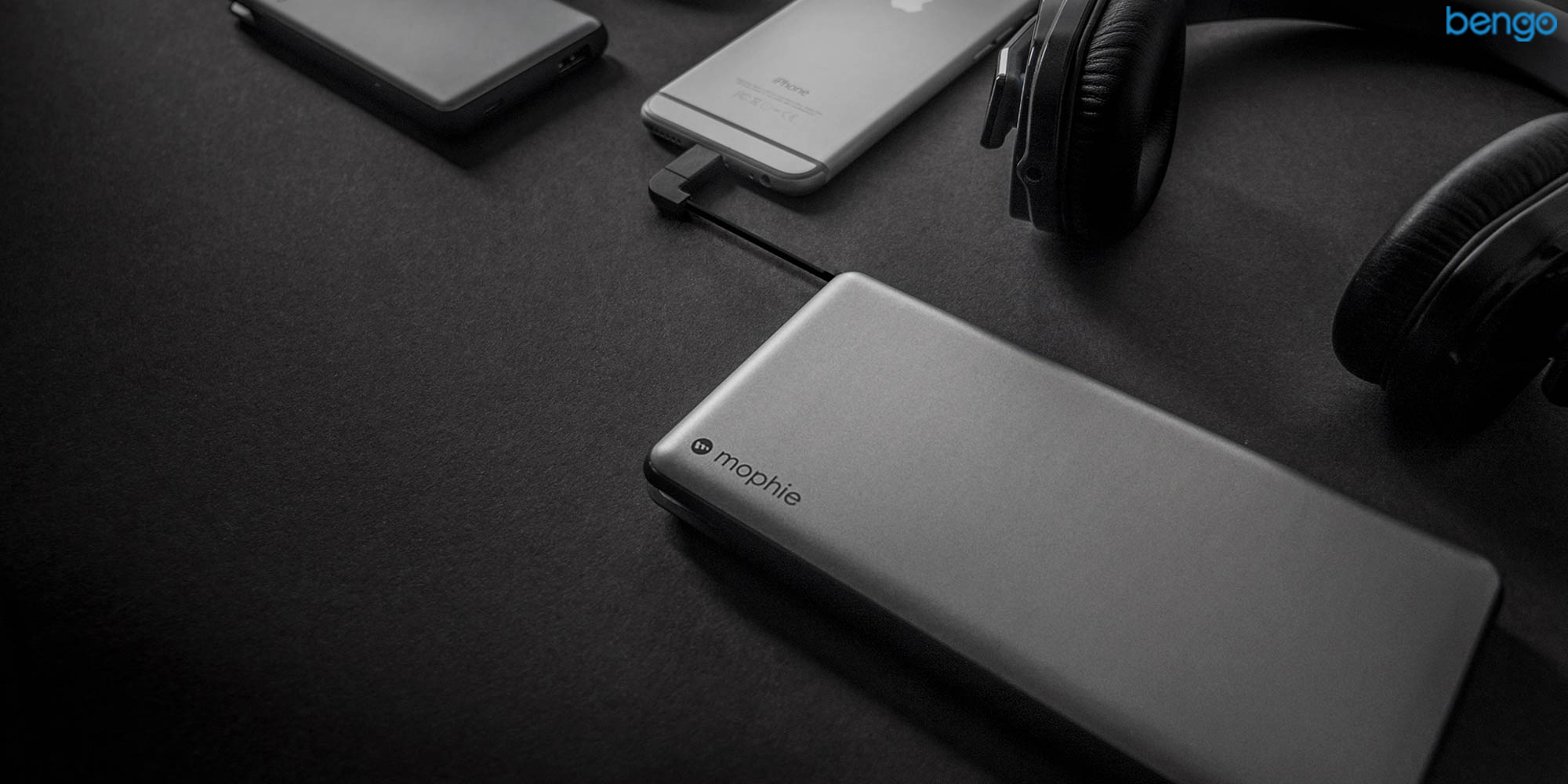 Pin sạc dự phòng Mophie Powerstation Plus 6000mAh với cáp chuyển đổi tích hợp Pin sạc dự phòng Mophie Powerstation Plus 6000mAh với cáp chuyển đổi tích hợp